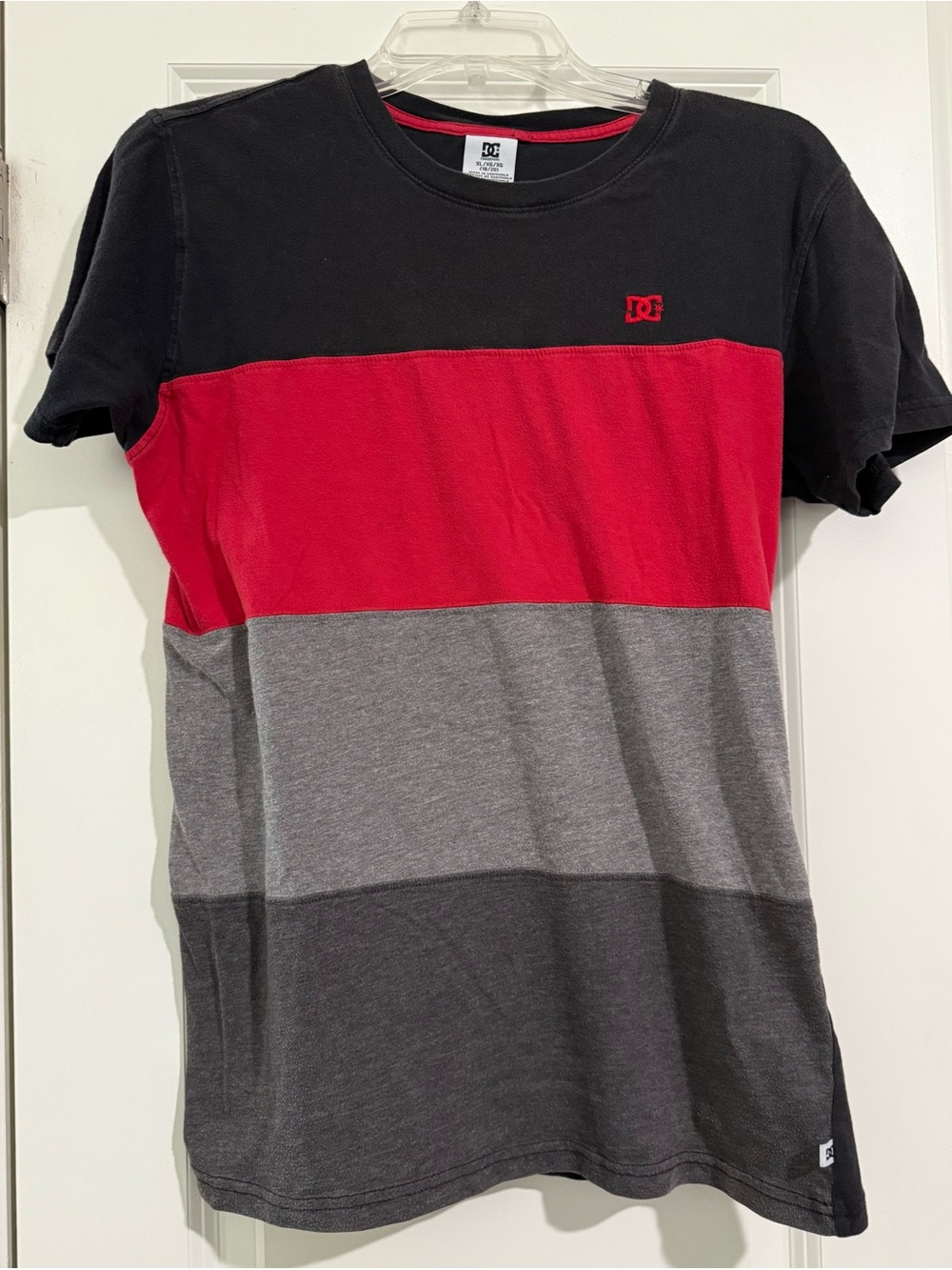 Y2K DC T-shirt Red Black Gray Youth Boys Size XL 18/20 Logo Short Sleeve